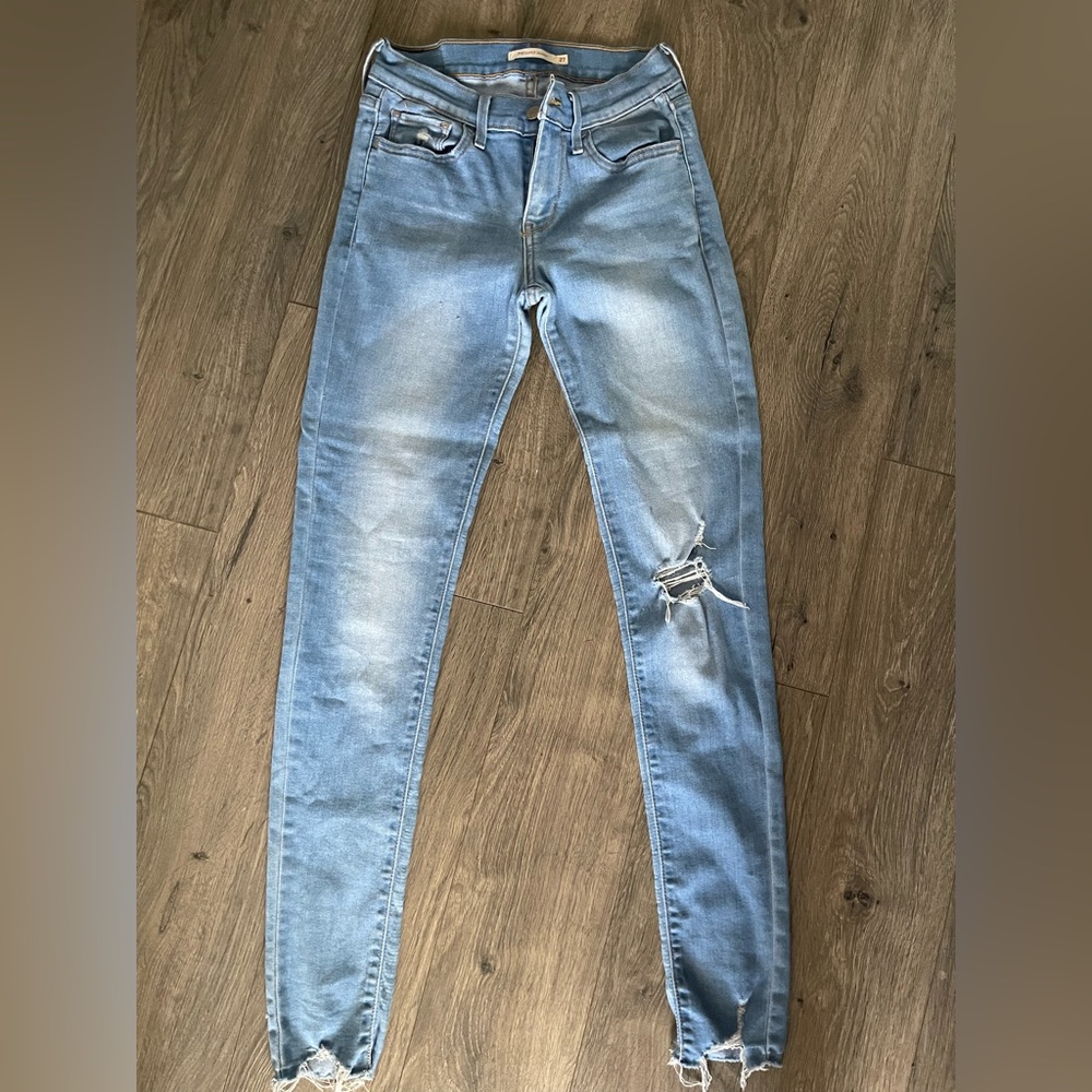 Levi’s DISTRESSED 710 super skinny size 27/30.